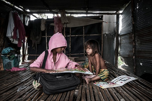 El fotógrafo humanitario Joseba Etxebarria funda Human Gallery - Joseba Etxebarria Photography en la ciudad de Battambang, Camboya, con el claro propósito de dar voz a las personas más desfavorecidas. La galería expone muchas de las fotografías tomadas por el fotógrafo documental durante su vuelta al mundo en bicicleta por los Derechos Humanos (2010-2022).