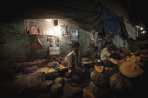 El fotógrafo humanitario Joseba Etxebarria funda Human Gallery - Joseba Etxebarria Photography en la ciudad de Battambang, Camboya, con el claro propósito de dar voz a las personas más desfavorecidas. La galería expone muchas de las fotografías tomadas por el fotógrafo documental durante su vuelta al mundo en bicicleta por los Derechos Humanos (2010-2022).