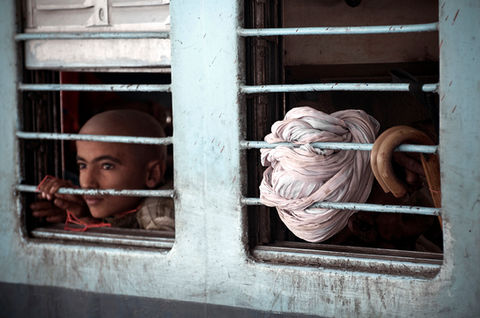 El fotógrafo humanitario Joseba Etxebarria funda Human Gallery - Joseba Etxebarria Photography en la ciudad de Battambang, Camboya, con el claro propósito de dar voz a las personas más desfavorecidas. La galería expone muchas de las fotografías tomadas por el fotógrafo documental durante su vuelta al mundo en bicicleta por los Derechos Humanos (2010-2022).