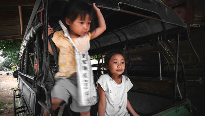 Historias humanas en Laos: El tierno reflejo de Phut y Ladsamy