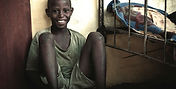 Durante su vuelta al mundo en bicicleta, el fotógrafo humanitario Joseba Etxebarria conoce al joven Lamin de Gambia.