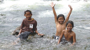 Niños beneficiarios de nuestro proyecto de educación infantil bañándose en el río en Camboya