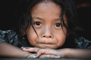 El fotógrafo humanitario Joseba Etxebarria funda Human Gallery - Joseba Etxebarria Photography en la ciudad de Battambang, Camboya, con el claro propósito de dar voz a las personas más desfavorecidas. La galería expone muchas de las fotografías tomadas por el fotógrafo documental durante su vuelta al mundo en bicicleta por los Derechos Humanos (2010-2022).