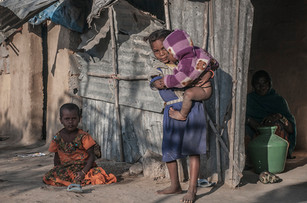 El fotógrafo humanitario Joseba Etxebarria funda Human Gallery - Joseba Etxebarria Photography en la ciudad de Battambang, Camboya, con el claro propósito de dar voz a las personas más desfavorecidas. La galería expone muchas de las fotografías tomadas por el fotógrafo documental durante su vuelta al mundo en bicicleta por los Derechos Humanos (2010-2022).