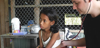 Revisión médica periódica en el proyecto de educación infantil Alas para el futuro, fundado y gestionado por el fotógrafo humanitario Joseba Etxebarria.