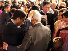 베다니교회 신년 감사예배 및 축복기도 – 예배후 가족별로 목회자들에게 축복기도받아