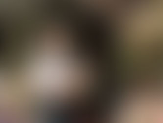 man staat voor zijn bloemenwinkel