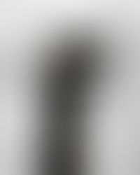 poing fermé et vers le haut
