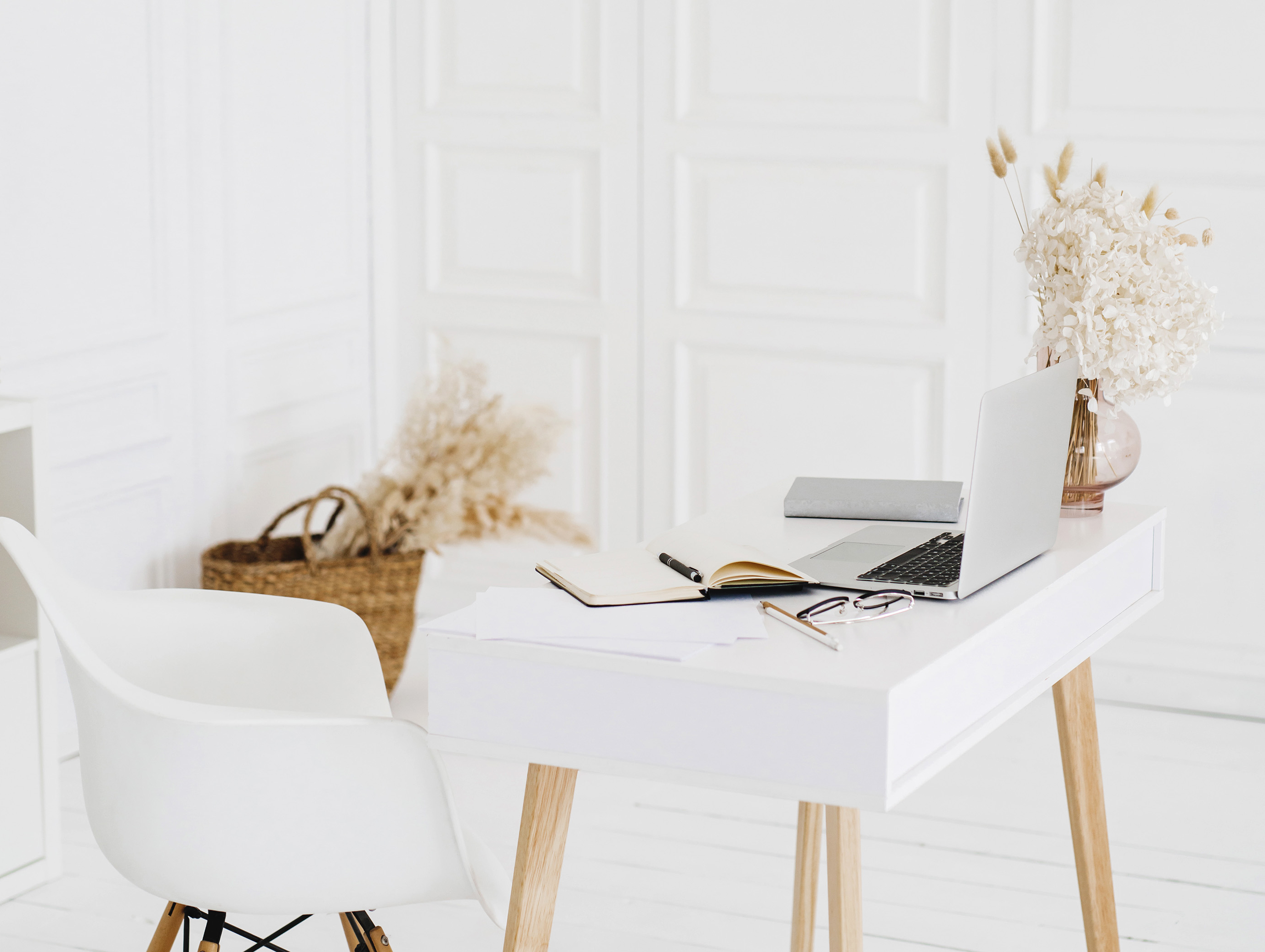 Styled Stock Society White Workspace 1_edited_edited_edited.jpg