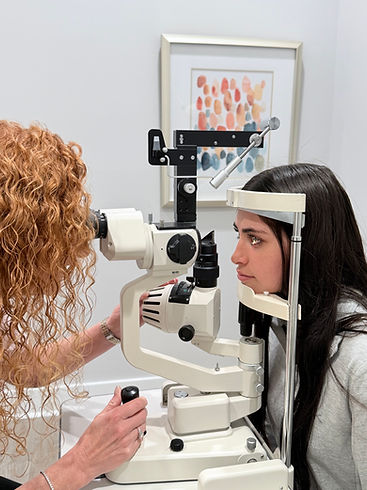Dr. Helen Hadley using slit lamp to diagnose dry eye