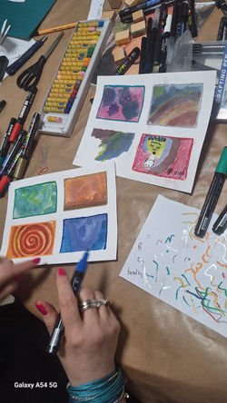 כל אחד עם הקלפים שלו