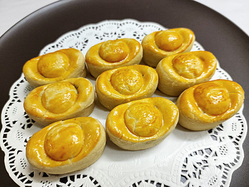 Thumbnail: Pineapple Tarts (gold ingots)