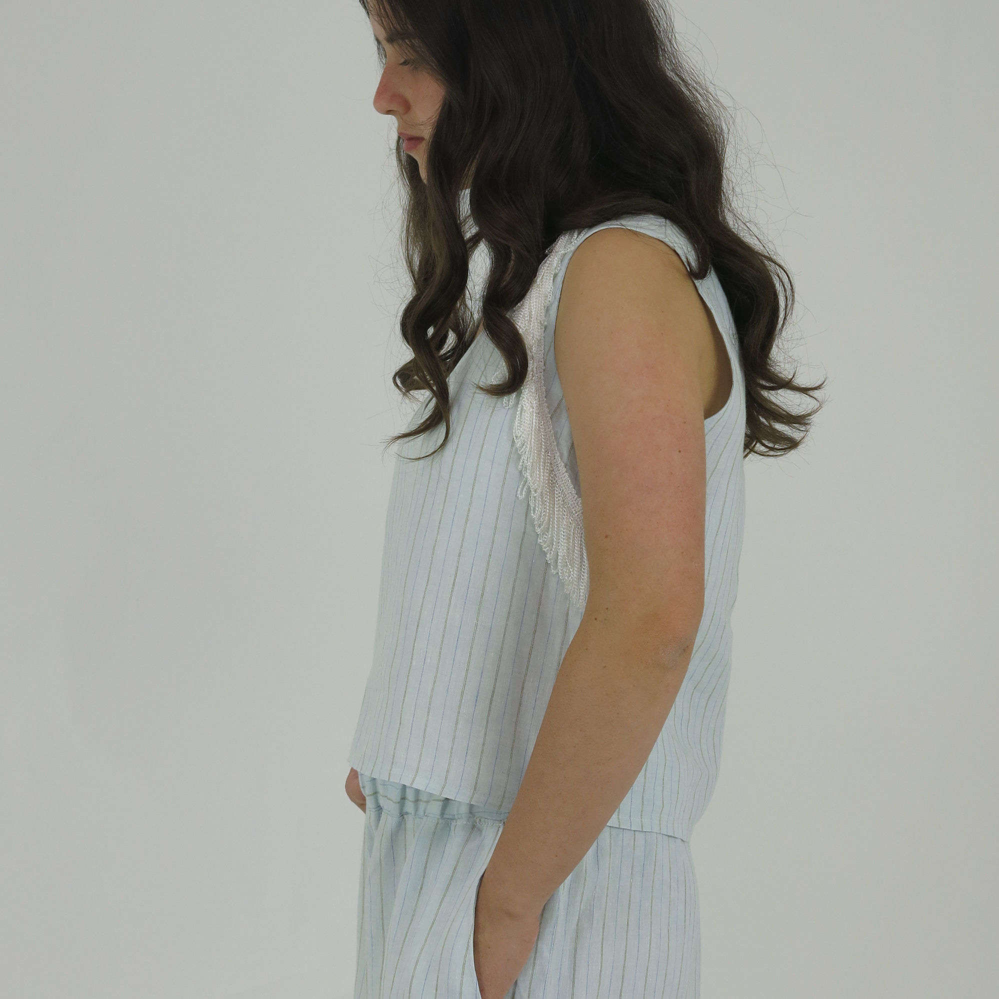 pohked zboku na vrchní díl pyžama s třásněmi