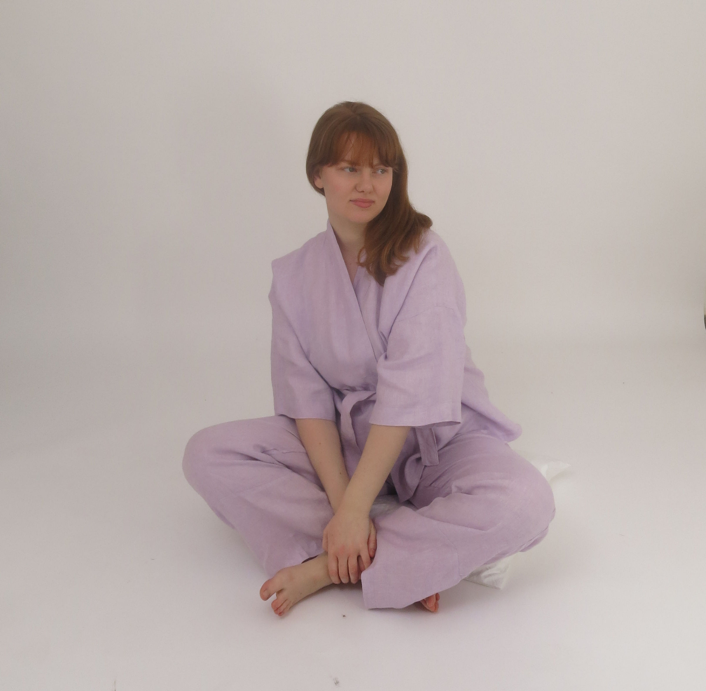 Sedící postava ve fialkovém kimonu a dlouhých kalhotách