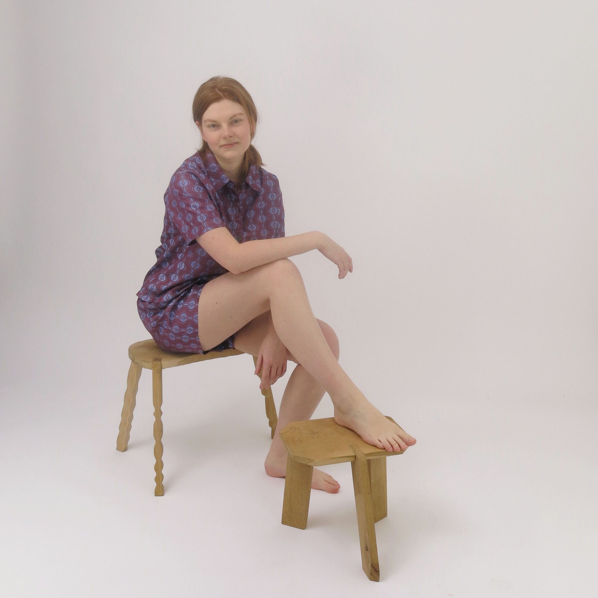 pohled na sedící postavu v pyžamovém setu