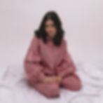 pohled na sedící ženu v kostičkovém pyžamu