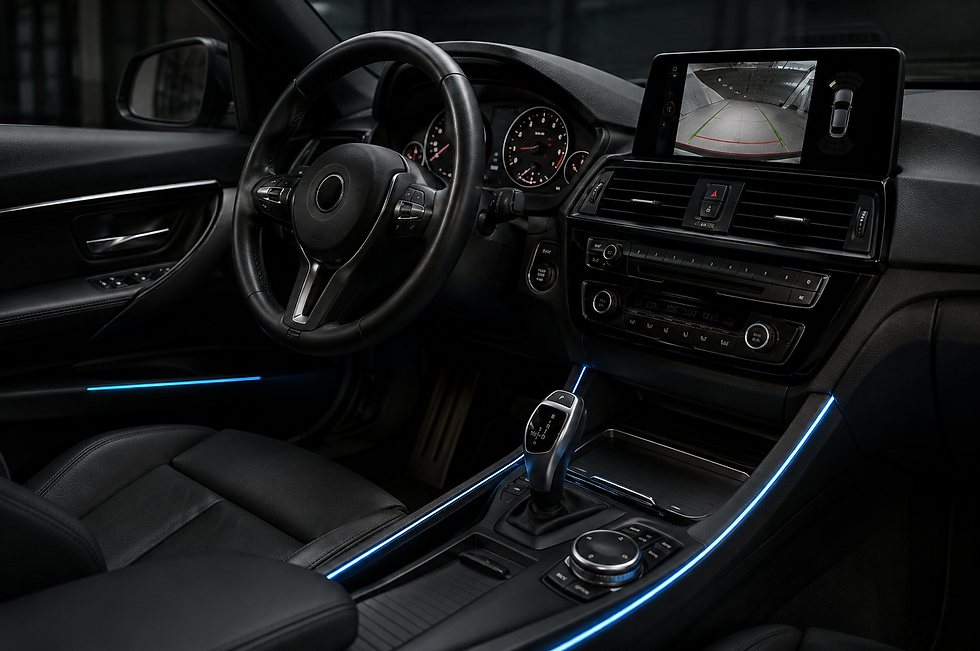 Intérieur de voiture avec éclairage ambiant bleu