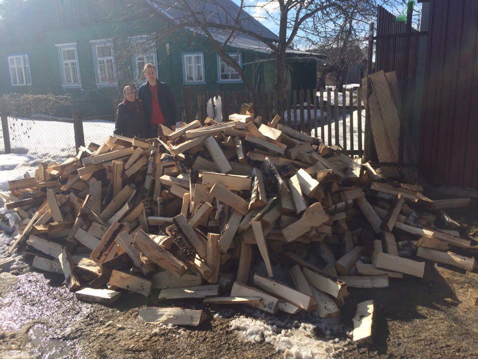 Картинка нарубили кучу дров. Дрова в лесу. Дрова во сне. К чему снятся колотые дрова. Деревянные чурочки.