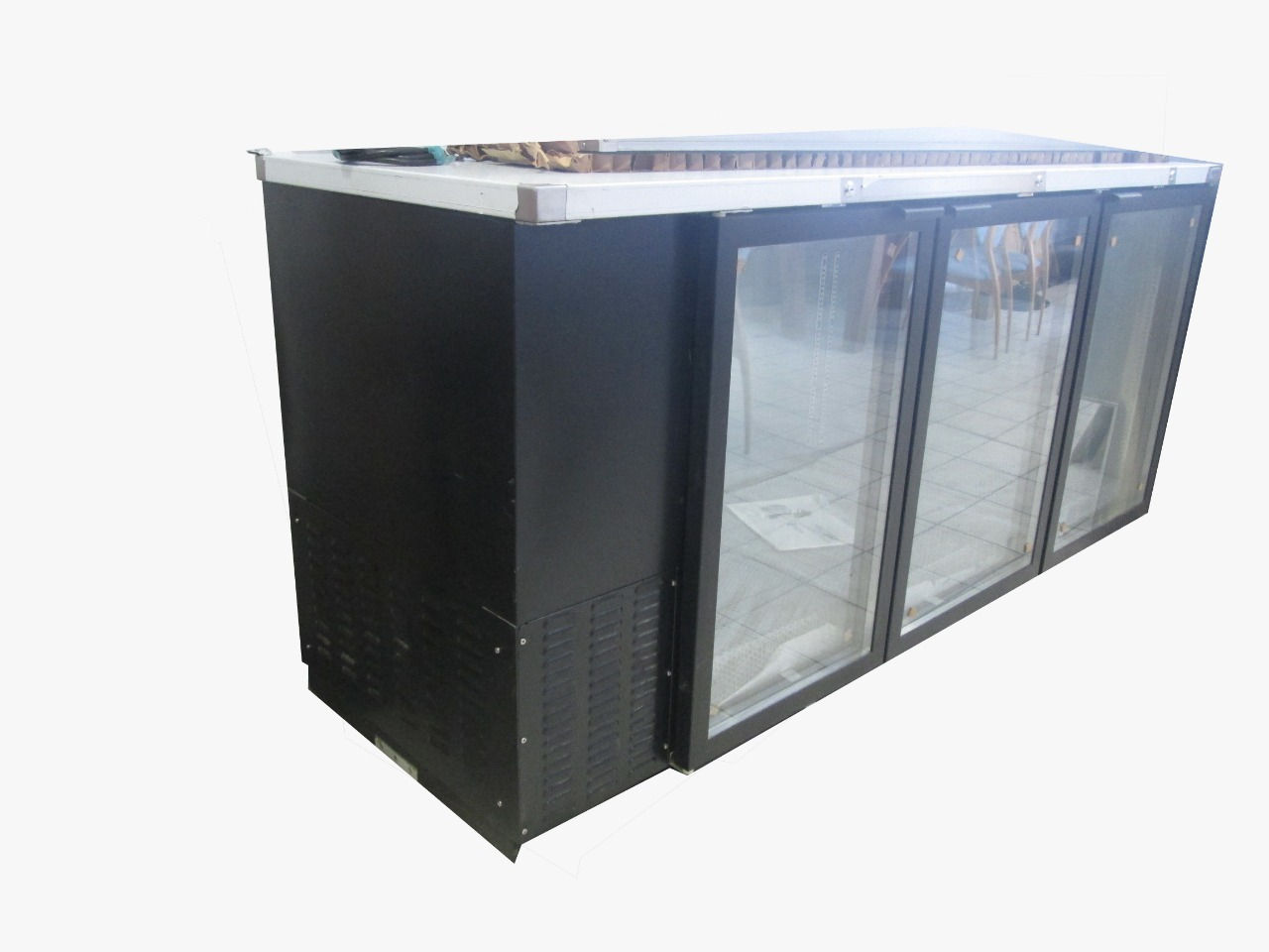 Base refrigerada con 3 puertas de cristal.