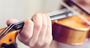 girl playing violin
