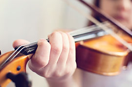 chica tocando el violín