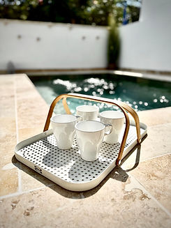 villa_cocoon34_AMBIANCE_decoration_tasses_piscine.jpeg