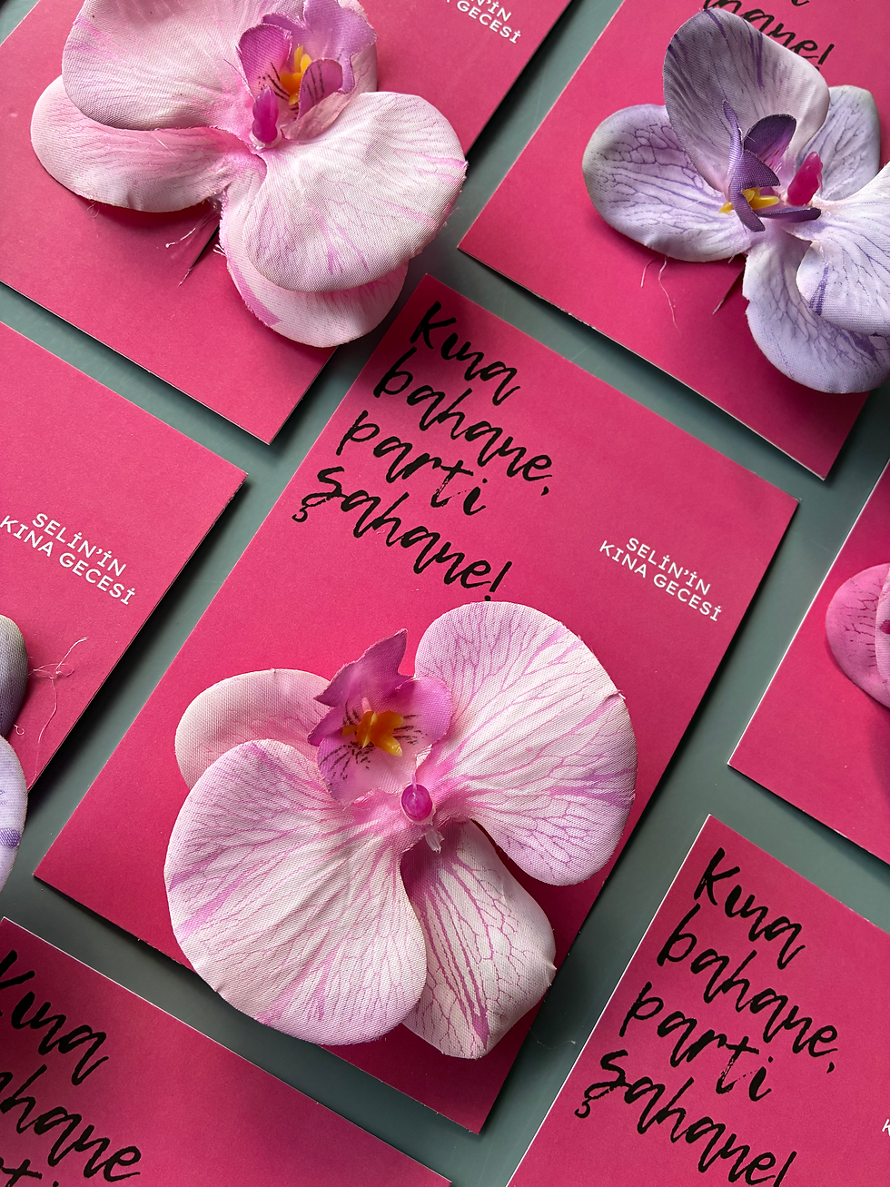 Küçük resim: Yapay Orkide Çiçekli Pens Toka Kartlı  Kına Söz Nişan ve Nikah Hediyeliği