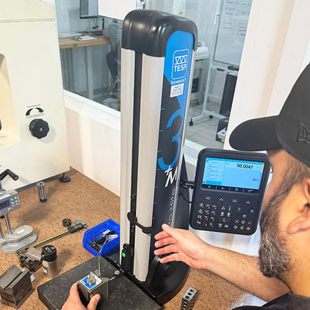  A  MICRO-HITE+MA, High-precision electronic height gauge.  It is being used by a operator at Atomic Machine. This instrument is used for  measure vertical dimensions, inner and outer diameters, center distances, step heights, slot depths, and geometric deviations like squareness with extreme accuracy.