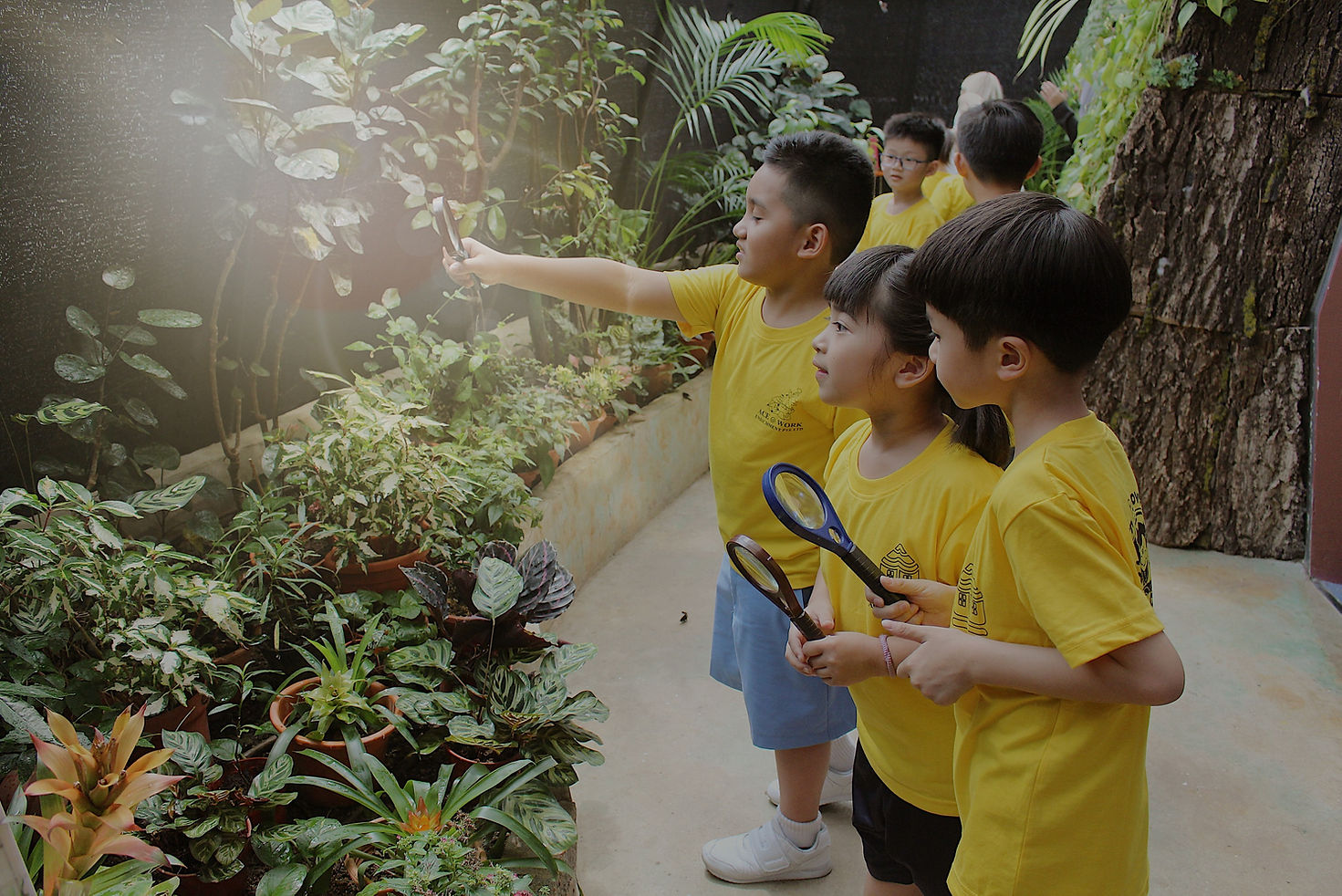 Student care students on an excursion to the Science Centre