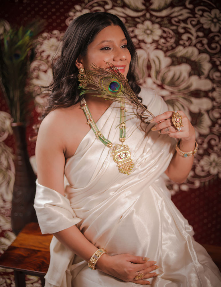 Maternity photoshoot in Ahmedabad – elegant indoor portrait by Shishu Photography