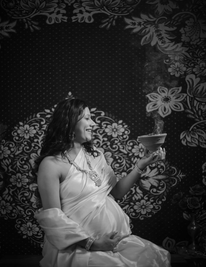 Maternity photoshoot in Ahmedabad – elegant indoor portrait by Shishu Photography