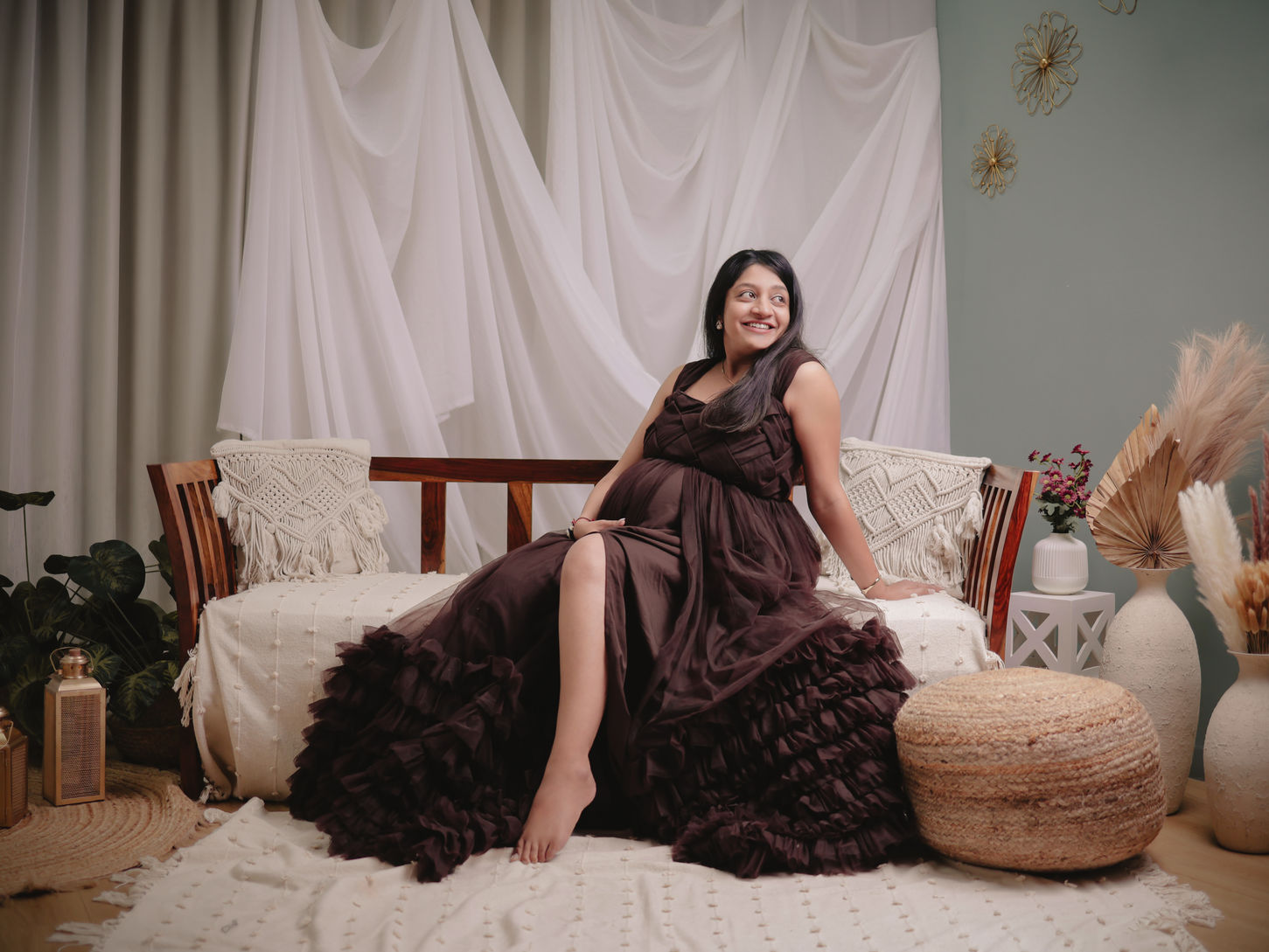 Maternity photoshoot in Ahmedabad – elegant indoor portrait by Shishu Photography