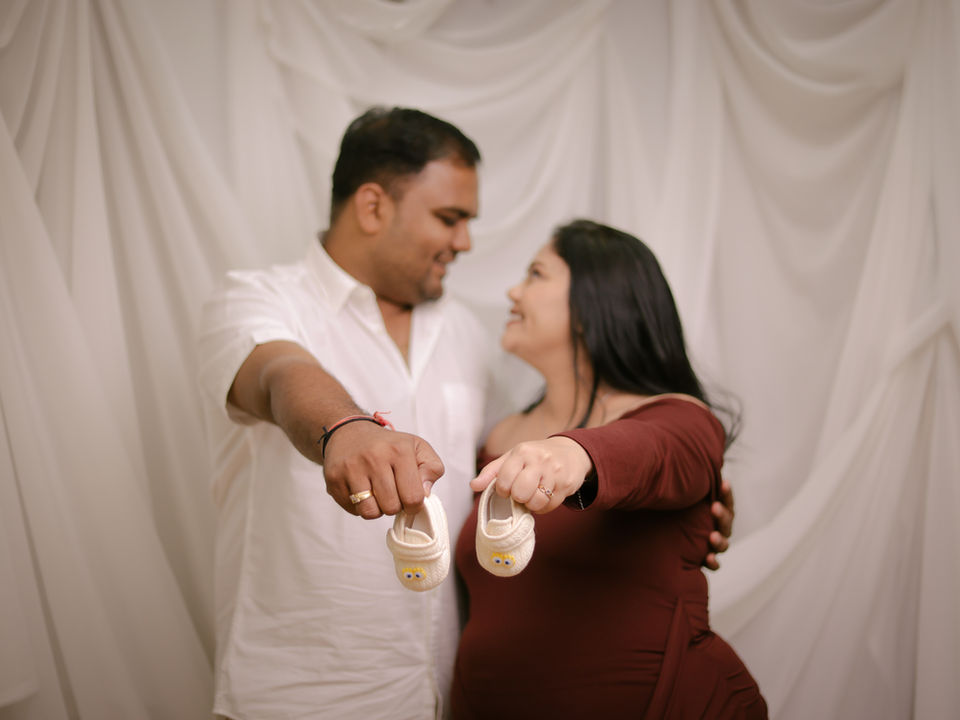Maternity photoshoot in Ahmedabad – elegant indoor portrait by Shishu Photography