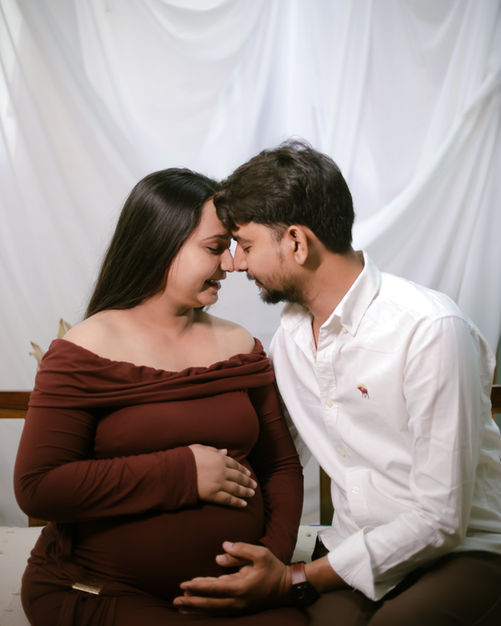 Maternity photoshoot in Ahmedabad – elegant indoor portrait by Shishu Photography