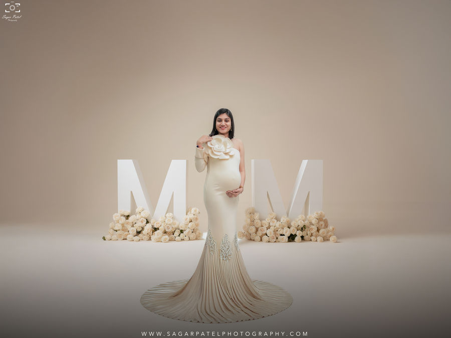 Maternity photoshoot in Ahmedabad – elegant indoor portrait by Shishu Photography