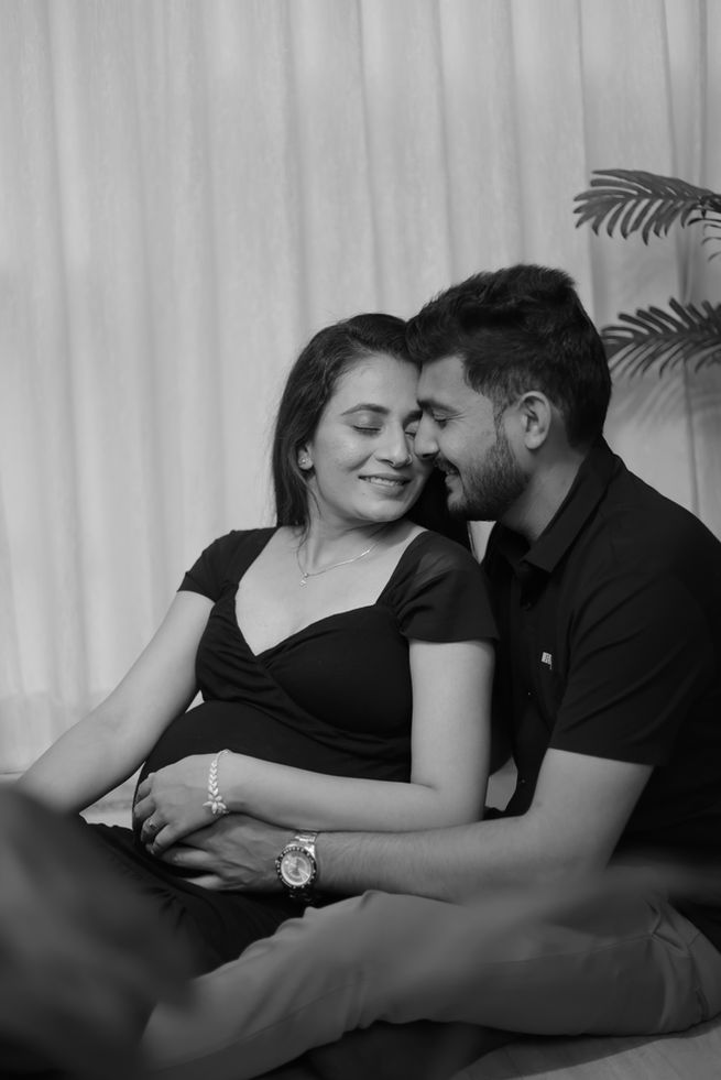 Maternity photoshoot in Ahmedabad – elegant indoor portrait by Shishu Photography