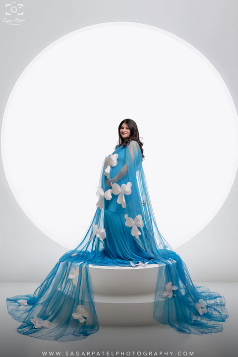 Maternity photoshoot in Ahmedabad – elegant indoor portrait by Shishu Photography