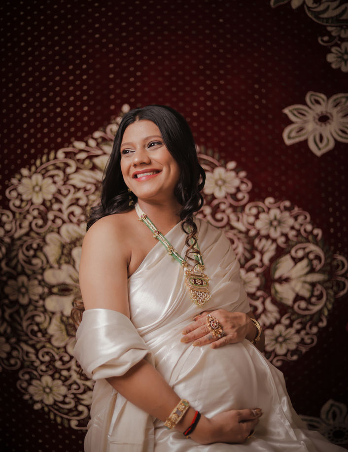 Maternity photoshoot in Ahmedabad – elegant indoor portrait by Shishu Photography