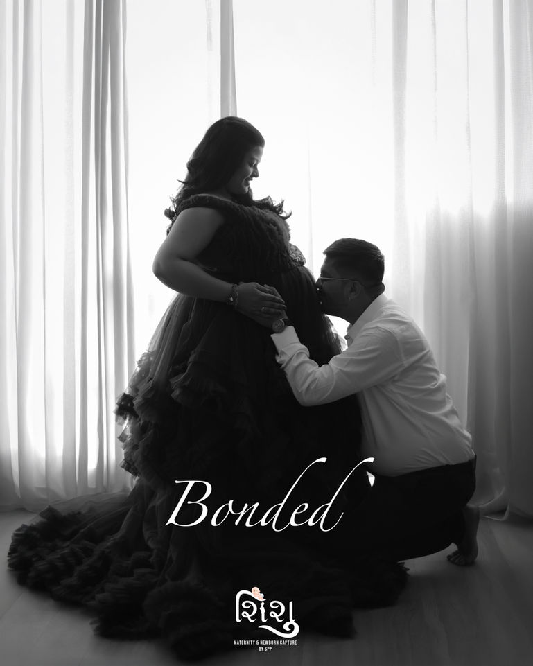 Maternity photoshoot in Ahmedabad – elegant indoor portrait by Shishu Photography