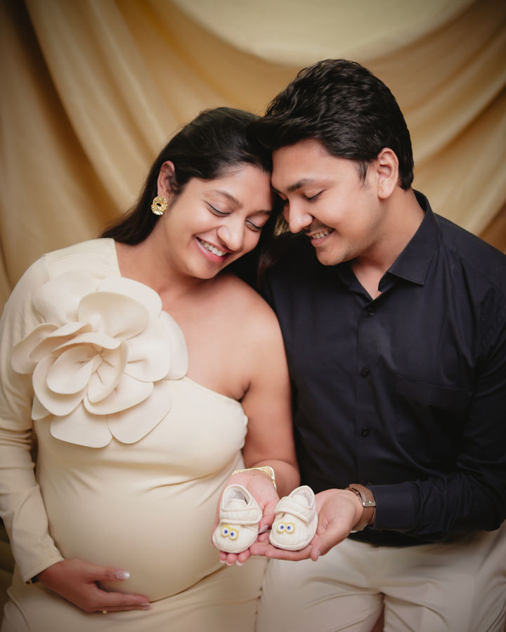 Maternity photoshoot in Ahmedabad – elegant indoor portrait by Shishu Photography