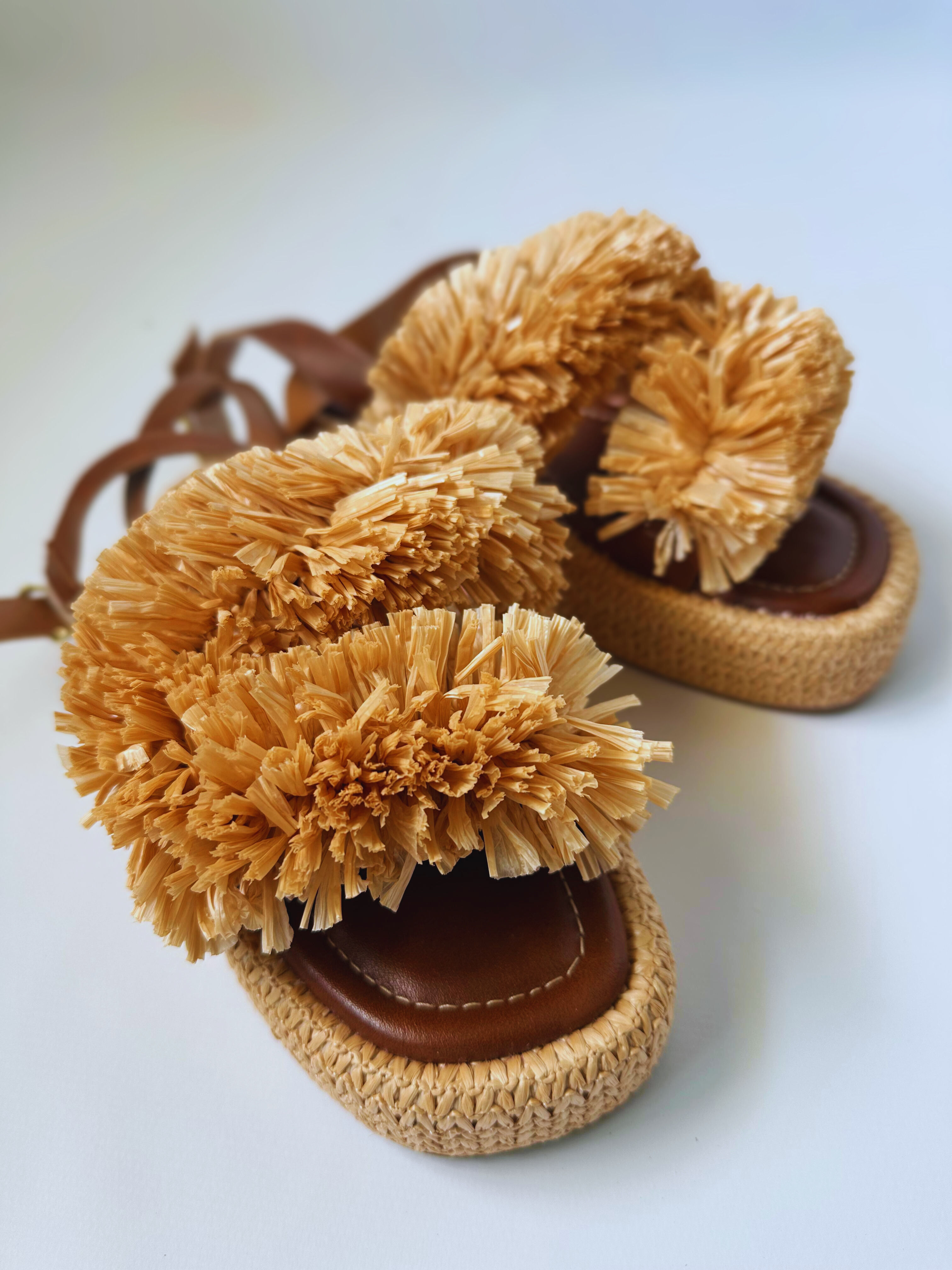 Sandália flat com detalhe em palha