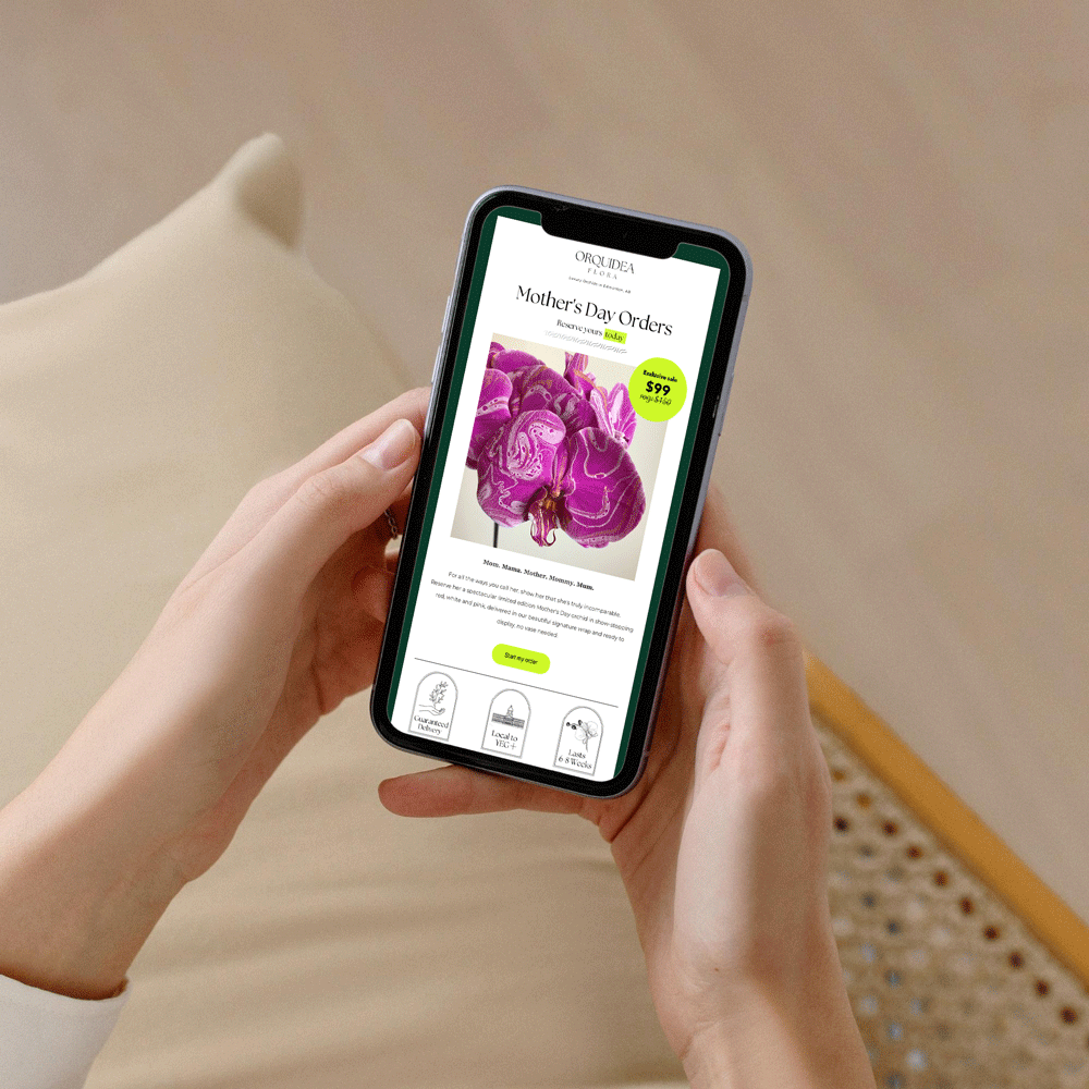 orquidea-email-mockup-holding-iphone.gif