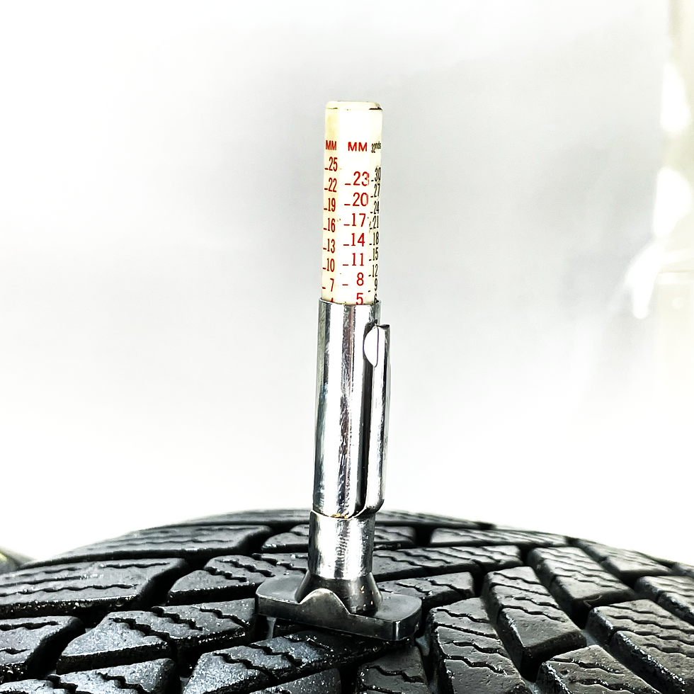 Miniaturbild: 2x 215/65 R17 103H Bridgestone DOT2021 Profil 5 mm Blizzak LM005