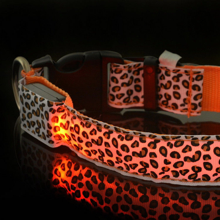 Collar luminoso de leopardo para perrita - color naranjo