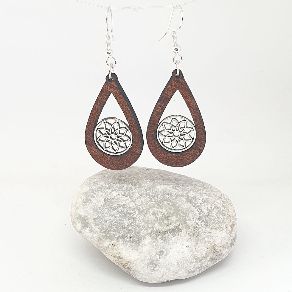 Boucles d'oreille en bois d'iroko petites et ovales pendues