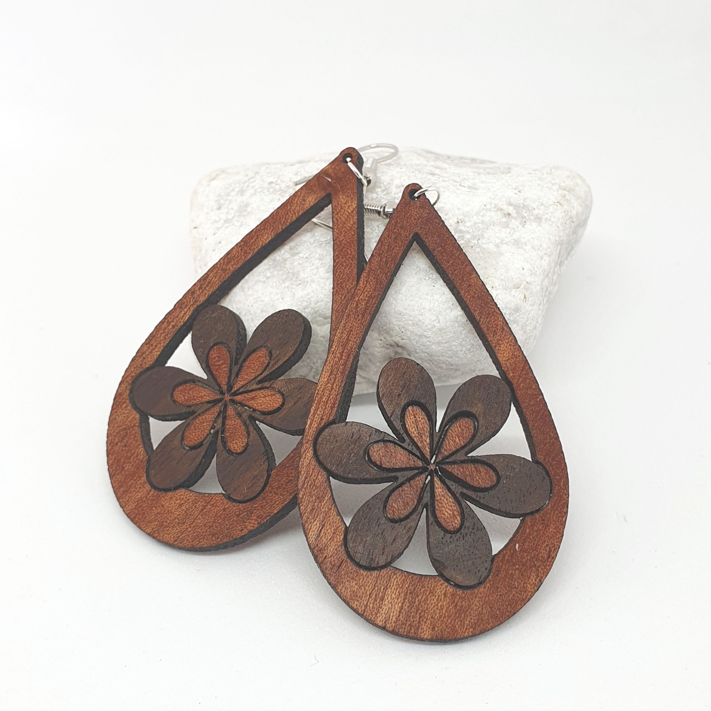 Boucles d'oreilles en bois fleurs cadre clair