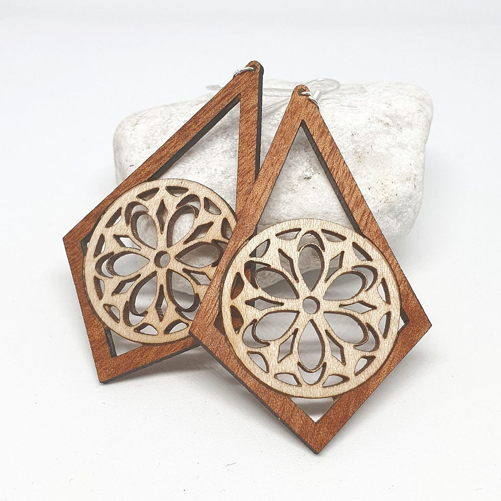 Boucles d'oreille en bois de tigerwood et érable, grandes et losange, à plat