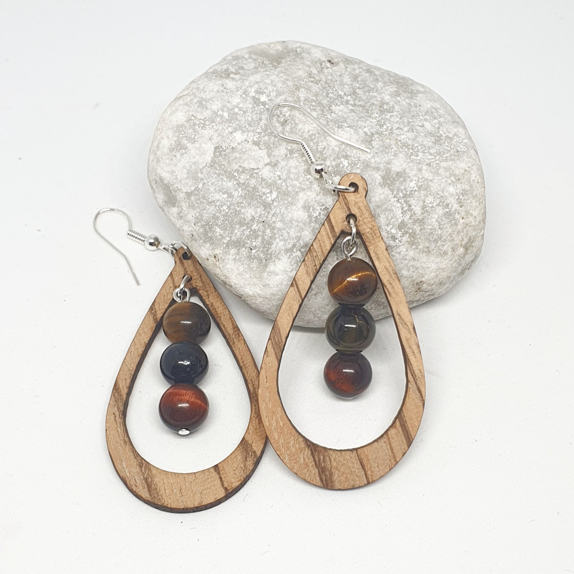 Boucles d'oreilles en bois de tigerwood, grandes et en forme de goutte avec des pierres de oeil de tigre pendantes au centre.
