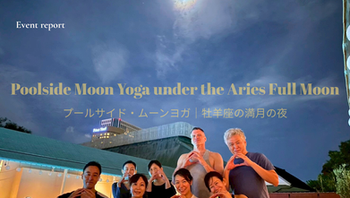 満月の光が映るプールサイドで行われたムーンヨガの集合写真。英語ヨガを通じて笑顔が広がる、あたたかい夜の瞬間|Poolside moon yoga
