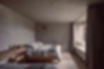 English Alt text: "Conmarble Design Studio's striking microcement walls in Qatar and Riyadh homes, displaying remarkable interior decoration, home design, and creative interior ideas for a modern and chic living environment." Arabic Alt text: "جدران المايكروسيمنت المذهلة من استوديو كونماربل للتصميم في منازل قطر والرياض، تظهر ديكور داخلي رائع وتصميم منزلي وأفكار داخلية مبتكرة لبيئة معيشة عصرية وأنيقة."